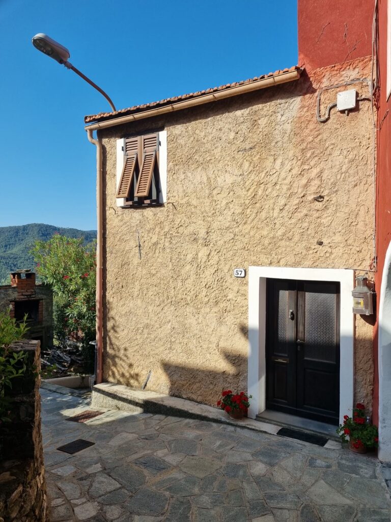 Steinfassade und Eingang von Casa Tina