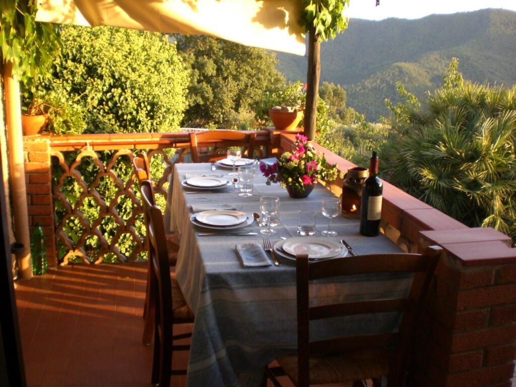 Gedeckter Balkon mit Esstisch und Bergblick