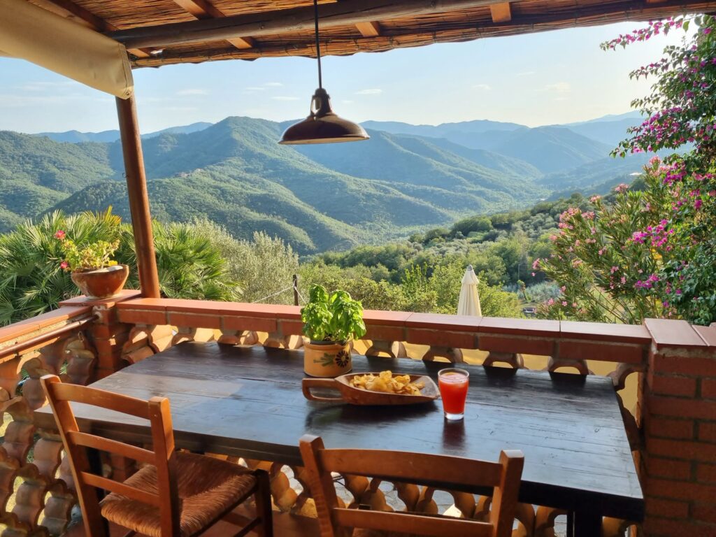 Balkontisch vor der ligurischen Berglandschaft