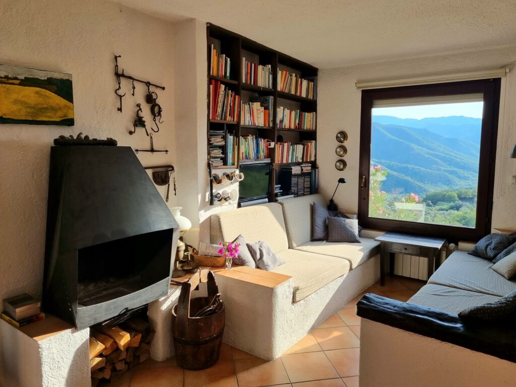 Heller Wohnbereich mit Sitzgruppe und Bergblick