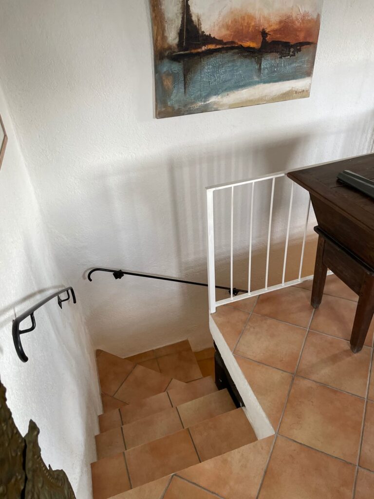 Rustikale Küche mit großem Esstisch