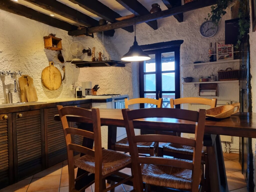 Küche mit geöffneter Tür zum Balkon