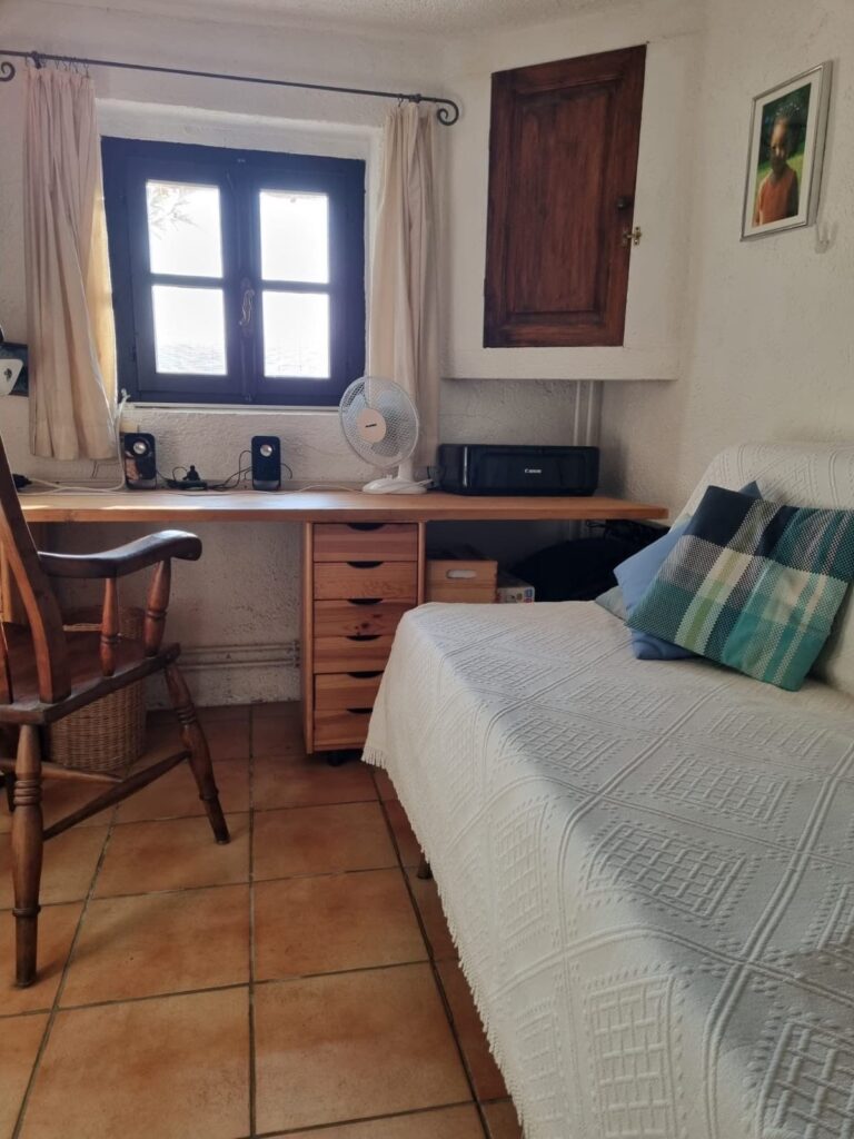 Schlafzimmer im Obergeschoss mit zwei Betten