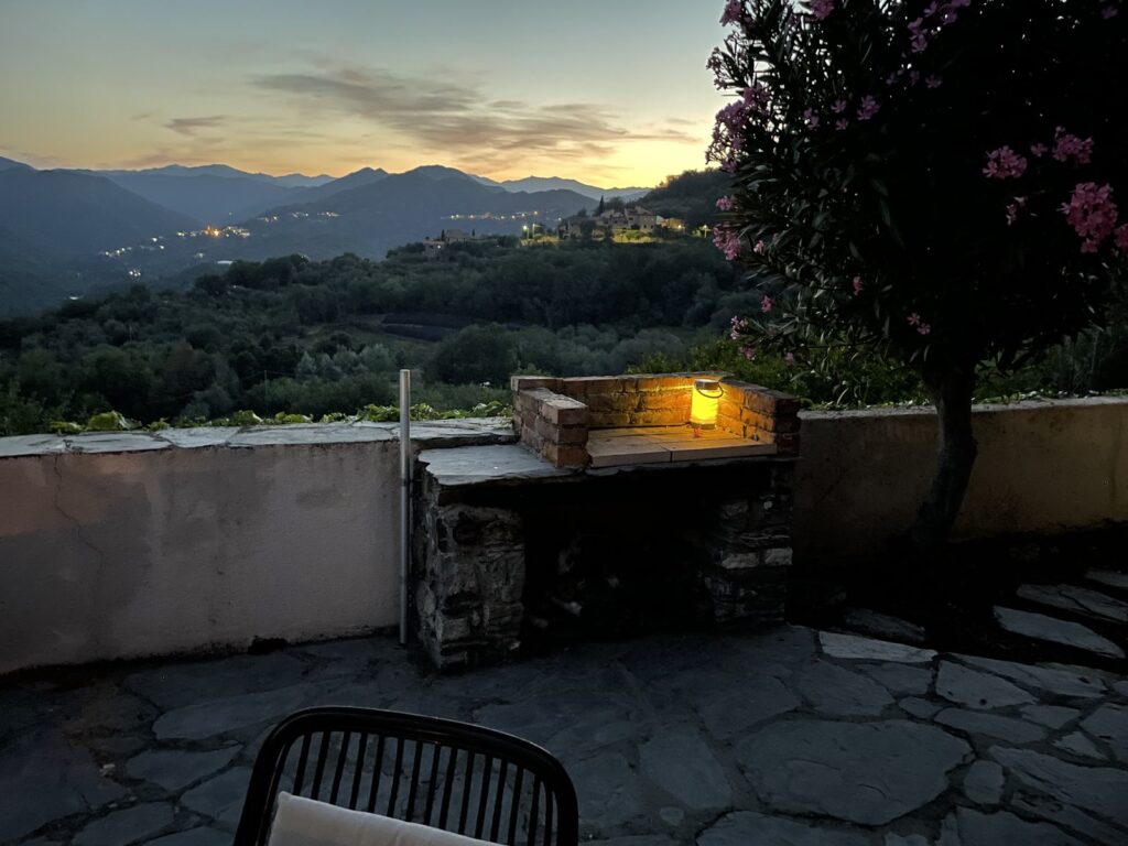 Beleuchtetes Ferienhaus und Terrasse bei Nacht