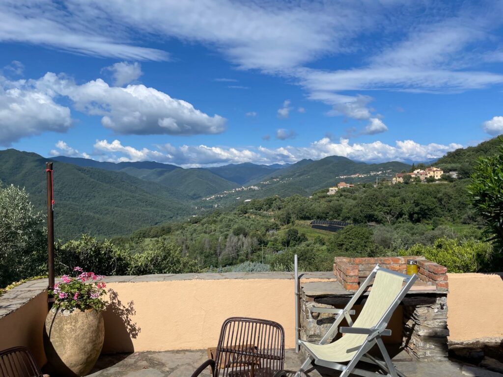 Blick von der Terrasse über Berge und Täler