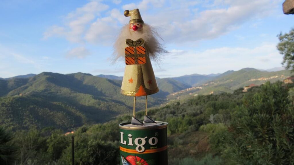 Kleine Ligo-Figur vor dem Bergpanorama