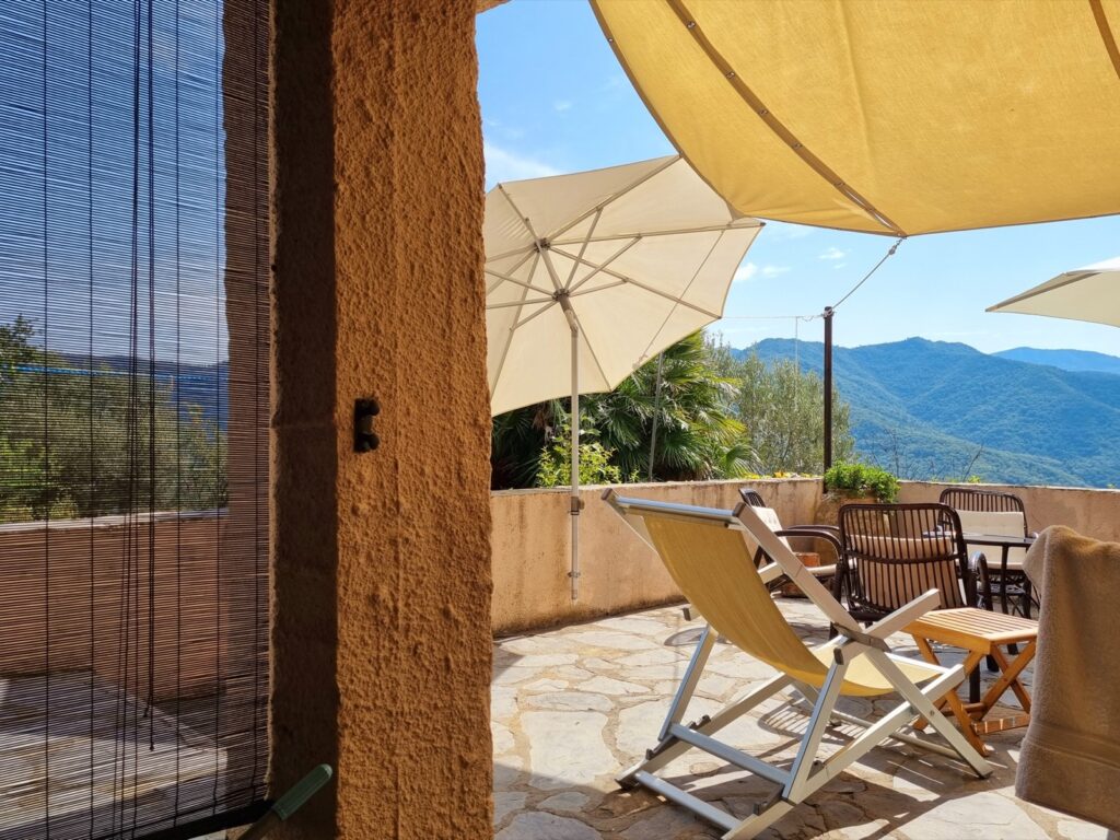 Blick von der Terrasse über die grünen Berge
