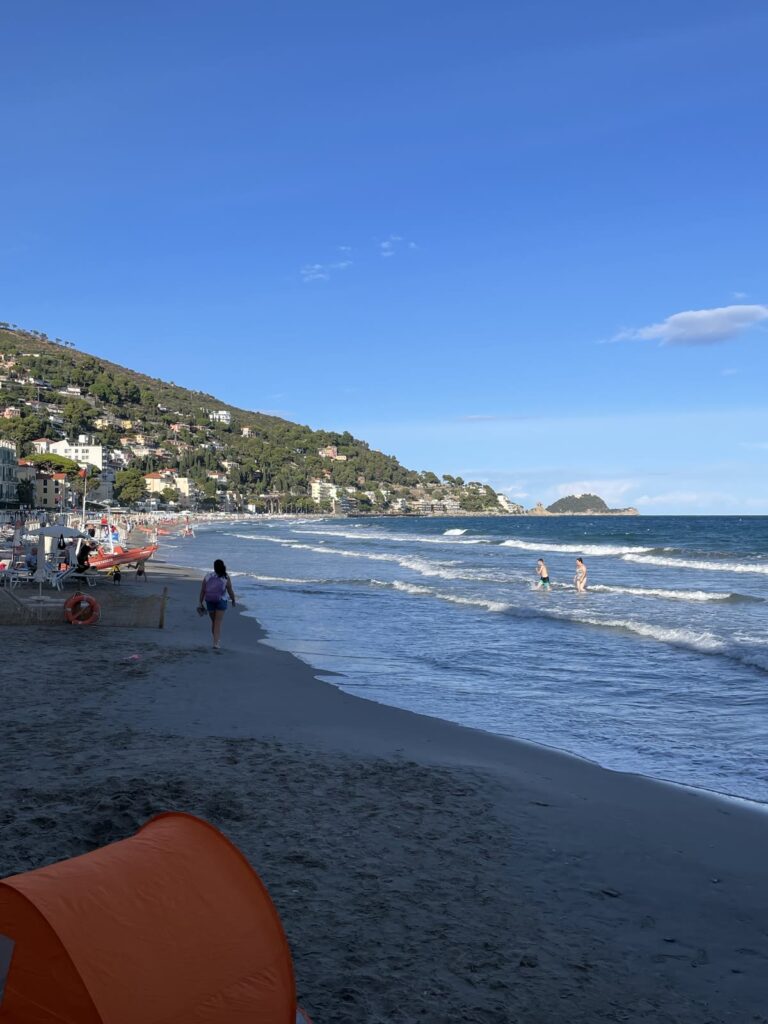 Sandstrand und Blick über die Bucht von Alassio