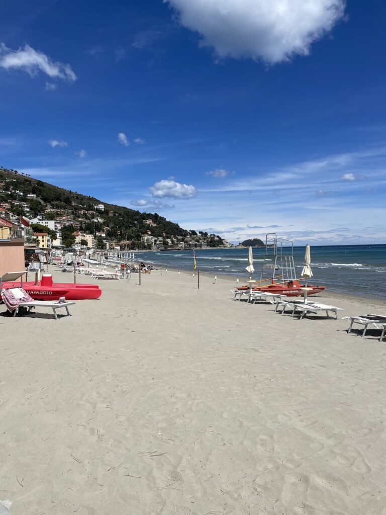 Weiter Sandstrand an der ligurischen Küste