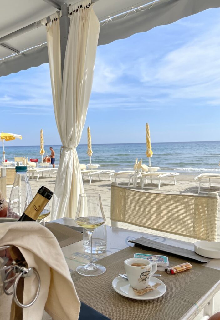 Tisch in einem Strandlokal mit Blick auf das Meer