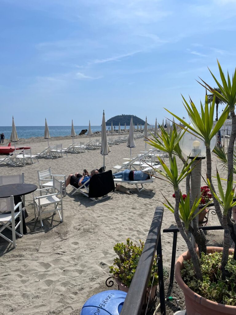 Strand mit Blick auf die Insel Gallinara