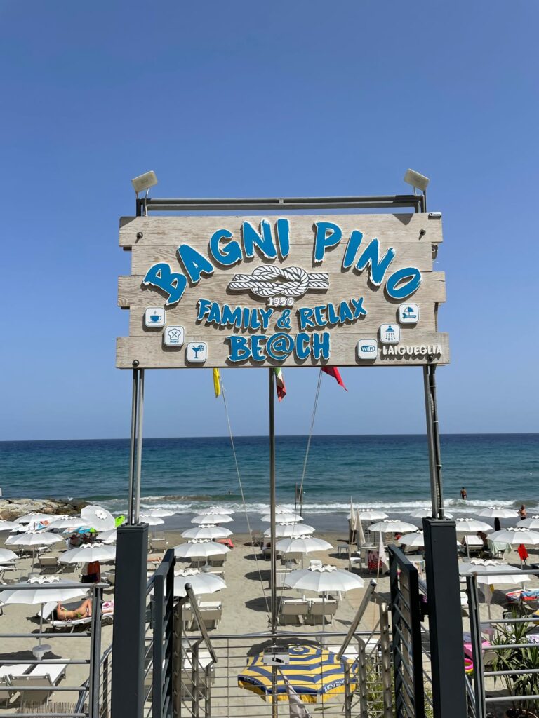 Eingang zum Bagni Pino am Strand von Laigueglia