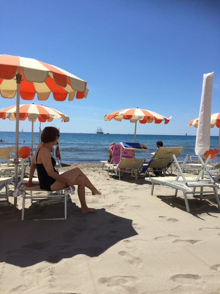 Sonnenschirme und Liegestühle am ligurischen Meer
