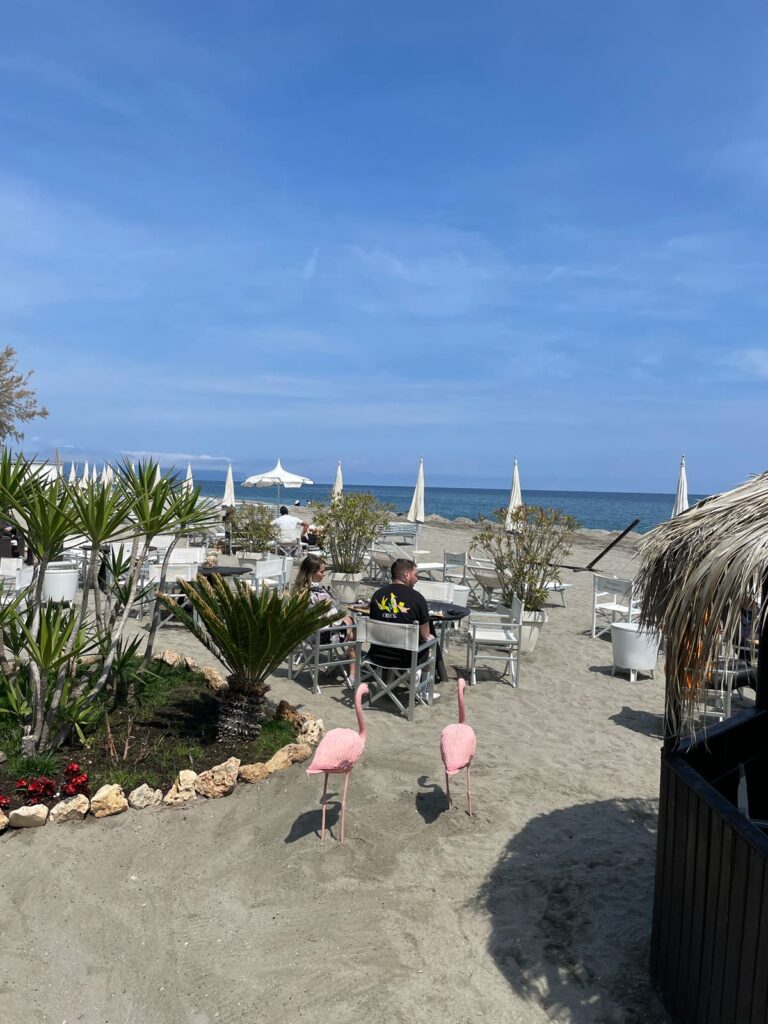 Strandgarten mit Meerblick und Flamingofiguren