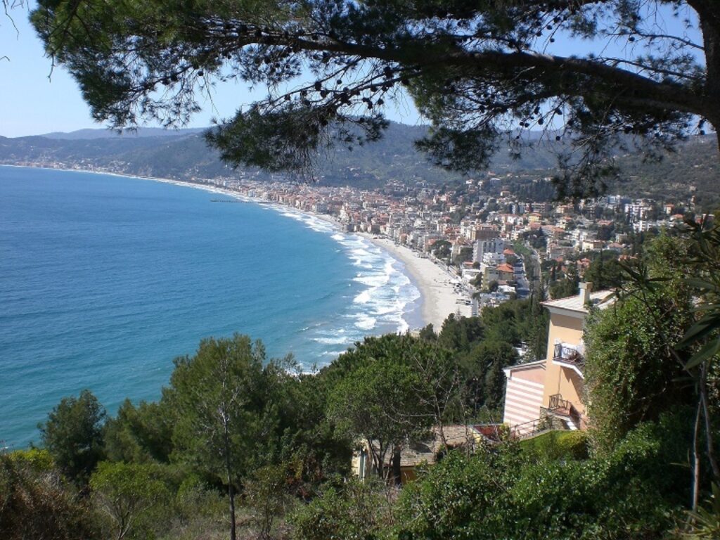 Blick auf Alassio und das Meer