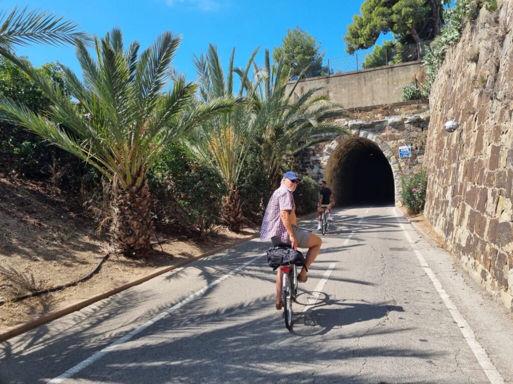 Radfahrer vor einem Tunnel auf dem ligurischen Küstenradweg