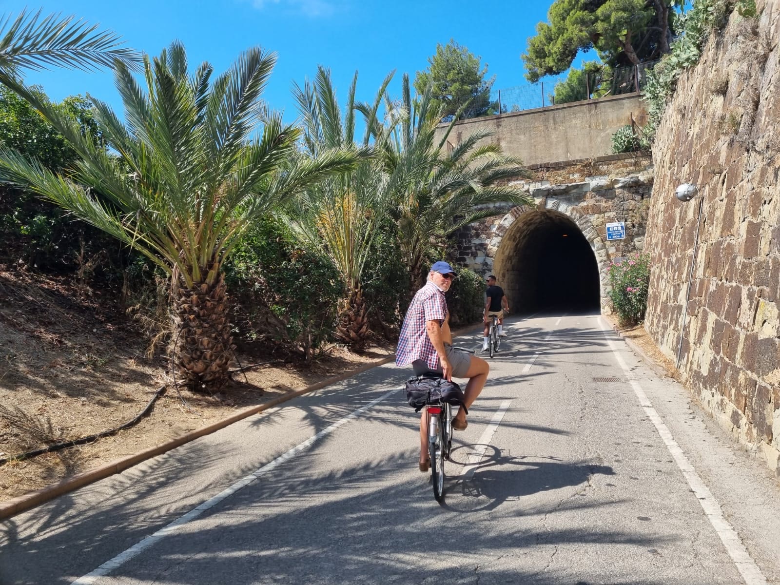 Radfahrer vor einem Tunnel auf dem ligurischen Küstenradweg